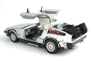 Back-To-The-Future-Part-II-DeLorean-Time-Machine-1_7322-l